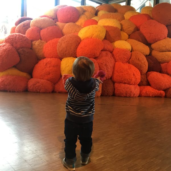 Exposition Sheila Hicks « lignes de vie » avec un petit de 18 mois