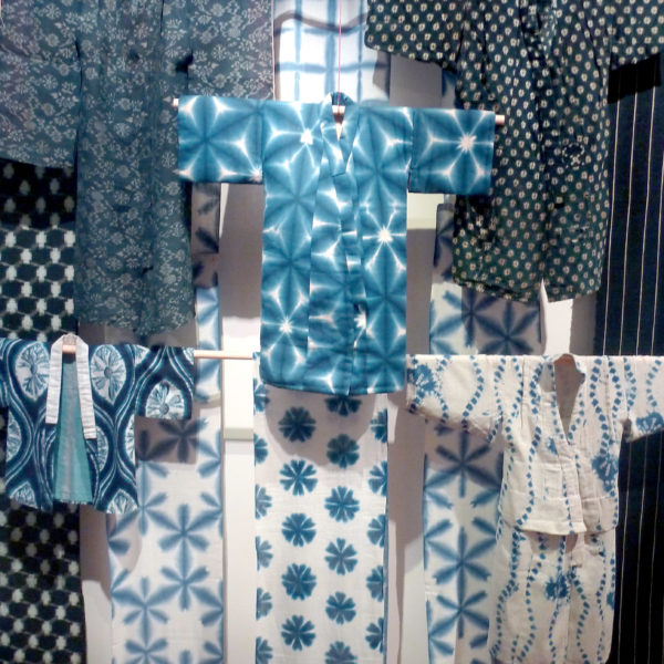 Kimonos teints à l'indigo au Japon